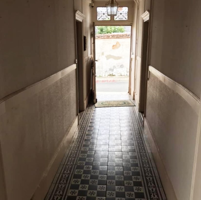 couloir maison ancienne avec carreaux de ciment